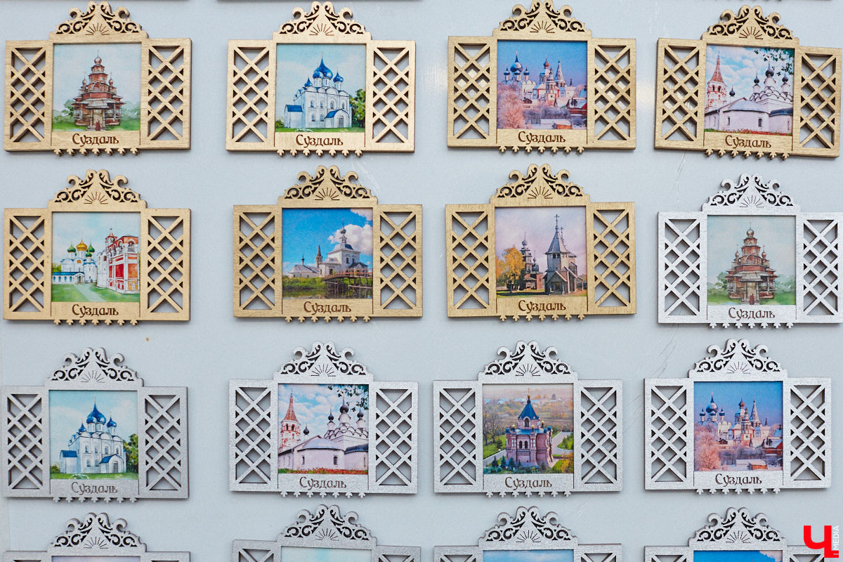 Григорий Кузьмин отметился в Книге рекордов России с коллекцией магнитов, связанных с Суздалем. Их у него больше тысячи! Мужчина собрал их вместе с коллегами к тысячелетию древнего города. И это мировое достижение, которое зафиксировано официально.