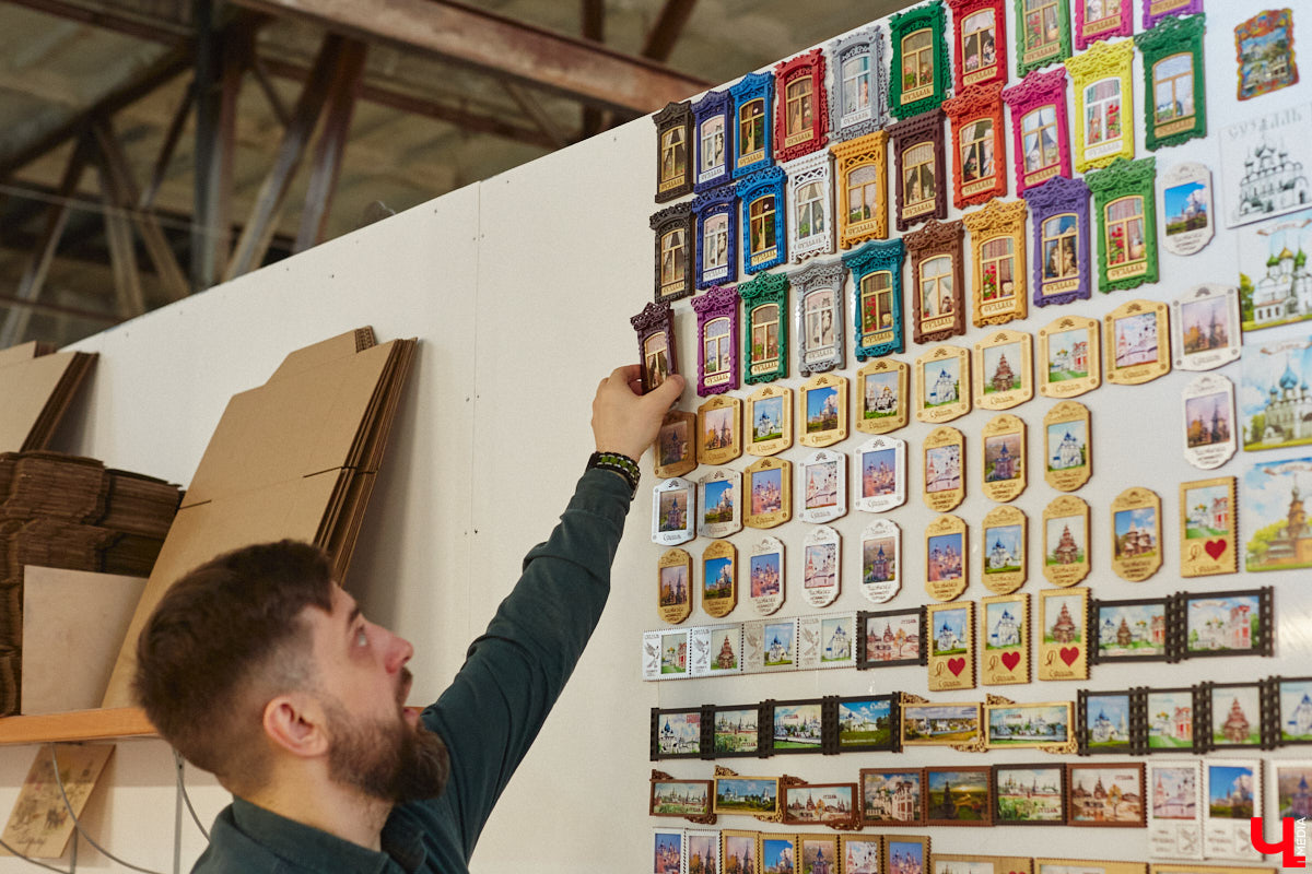 Григорий Кузьмин отметился в Книге рекордов России с коллекцией магнитов, связанных с Суздалем. Их у него больше тысячи! Мужчина собрал их вместе с коллегами к тысячелетию древнего города. И это мировое достижение, которое зафиксировано официально.