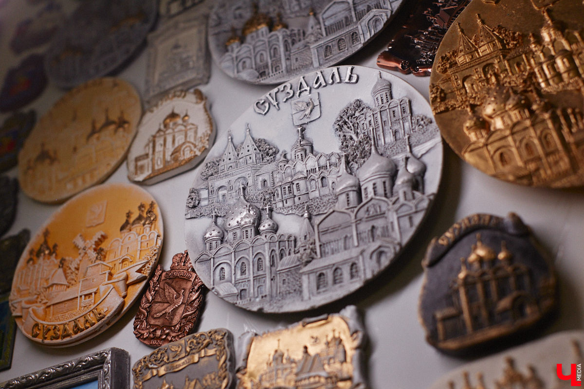 Григорий Кузьмин отметился в Книге рекордов России с коллекцией магнитов, связанных с Суздалем. Их у него больше тысячи! Мужчина собрал их вместе с коллегами к тысячелетию древнего города. И это мировое достижение, которое зафиксировано официально.