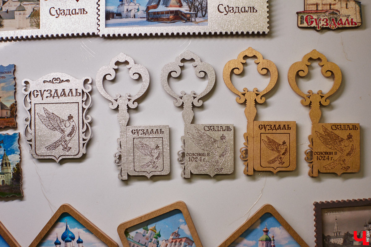 Григорий Кузьмин отметился в Книге рекордов России с коллекцией магнитов, связанных с Суздалем. Их у него больше тысячи! Мужчина собрал их вместе с коллегами к тысячелетию древнего города. И это мировое достижение, которое зафиксировано официально.