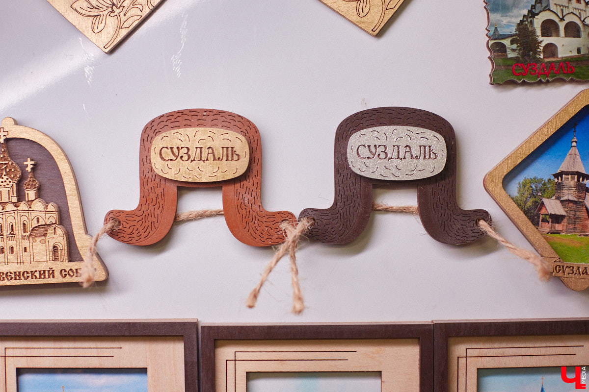 Григорий Кузьмин отметился в Книге рекордов России с коллекцией магнитов, связанных с Суздалем. Их у него больше тысячи! Мужчина собрал их вместе с коллегами к тысячелетию древнего города. И это мировое достижение, которое зафиксировано официально.