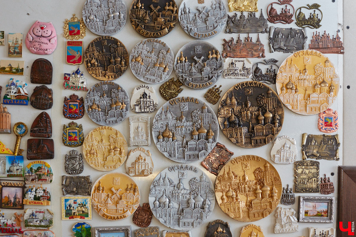 Григорий Кузьмин отметился в Книге рекордов России с коллекцией магнитов, связанных с Суздалем. Их у него больше тысячи! Мужчина собрал их вместе с коллегами к тысячелетию древнего города. И это мировое достижение, которое зафиксировано официально.