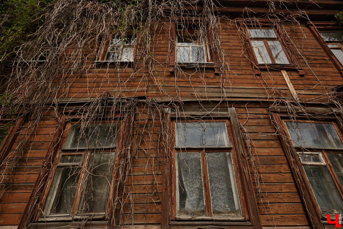 В скором времени город лишится сразу пяти домов. У многих из них довольно внушительная история, которая канет в Лету вместе со своими деревянными и кирпичными хранителями. Что же пустят под ковш в ближайшие месяцы, выяснил «Ключ-Медиа».
