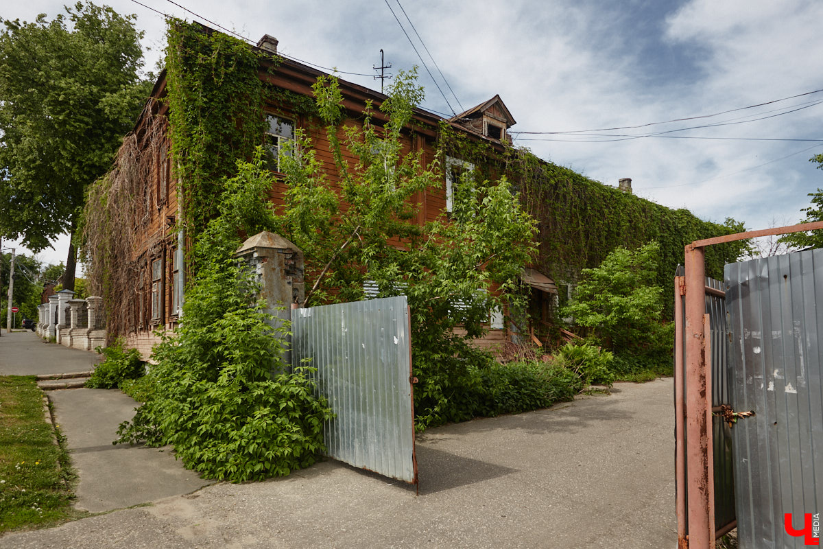 В скором времени город лишится сразу пяти домов. У многих из них довольно внушительная история, которая канет в Лету вместе со своими деревянными и кирпичными хранителями. Что же пустят под ковш в ближайшие месяцы, выяснил «Ключ-Медиа».