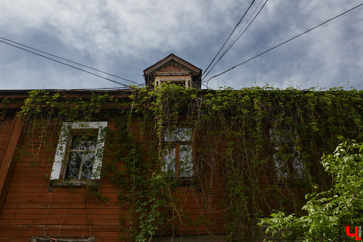 В скором времени город лишится сразу пяти домов. У многих из них довольно внушительная история, которая канет в Лету вместе со своими деревянными и кирпичными хранителями. Что же пустят под ковш в ближайшие месяцы, выяснил «Ключ-Медиа».