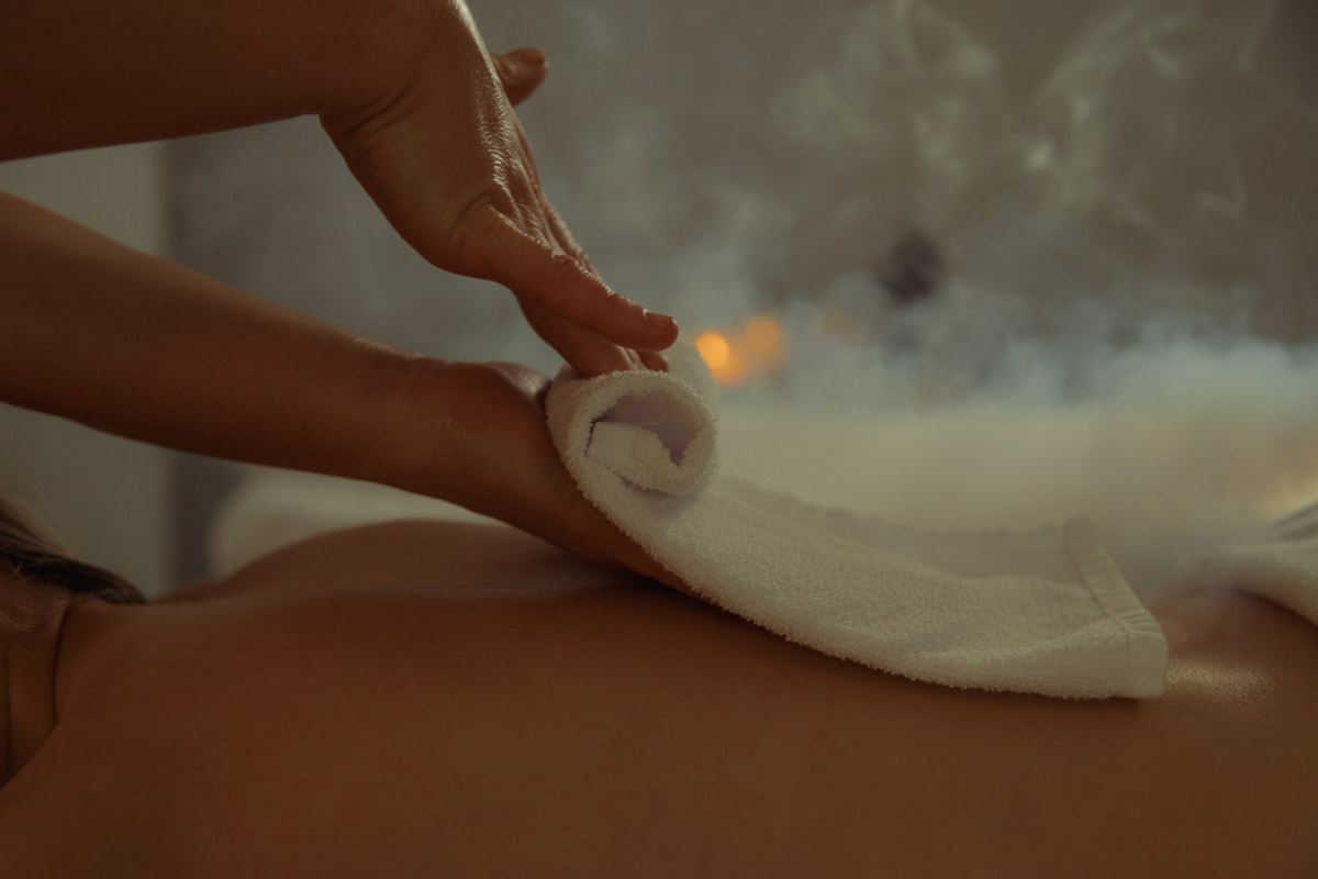 Лето — время брызг, движения и новых впечатлений. Все это предлагает в новом сезоне курорт «Суздаль АКВА». Вечеринки и анимационные программы, водные развлечения и спа-процедуры, мастер-классы с известными людьми. Кстати, в прошедшую субботу своими знаниями бесплатно делился признанный банный эксперт Иван Бояринцев! Он раскрыл гостям секреты индивидуального и коллективного парения.