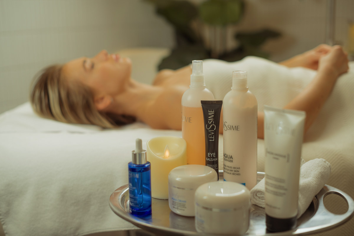 Лето — время брызг, движения и новых впечатлений. Все это предлагает в новом сезоне курорт «Суздаль АКВА». Вечеринки и анимационные программы, водные развлечения и спа-процедуры, мастер-классы с известными людьми. Кстати, в прошедшую субботу своими знаниями бесплатно делился признанный банный эксперт Иван Бояринцев! Он раскрыл гостям секреты индивидуального и коллективного парения.