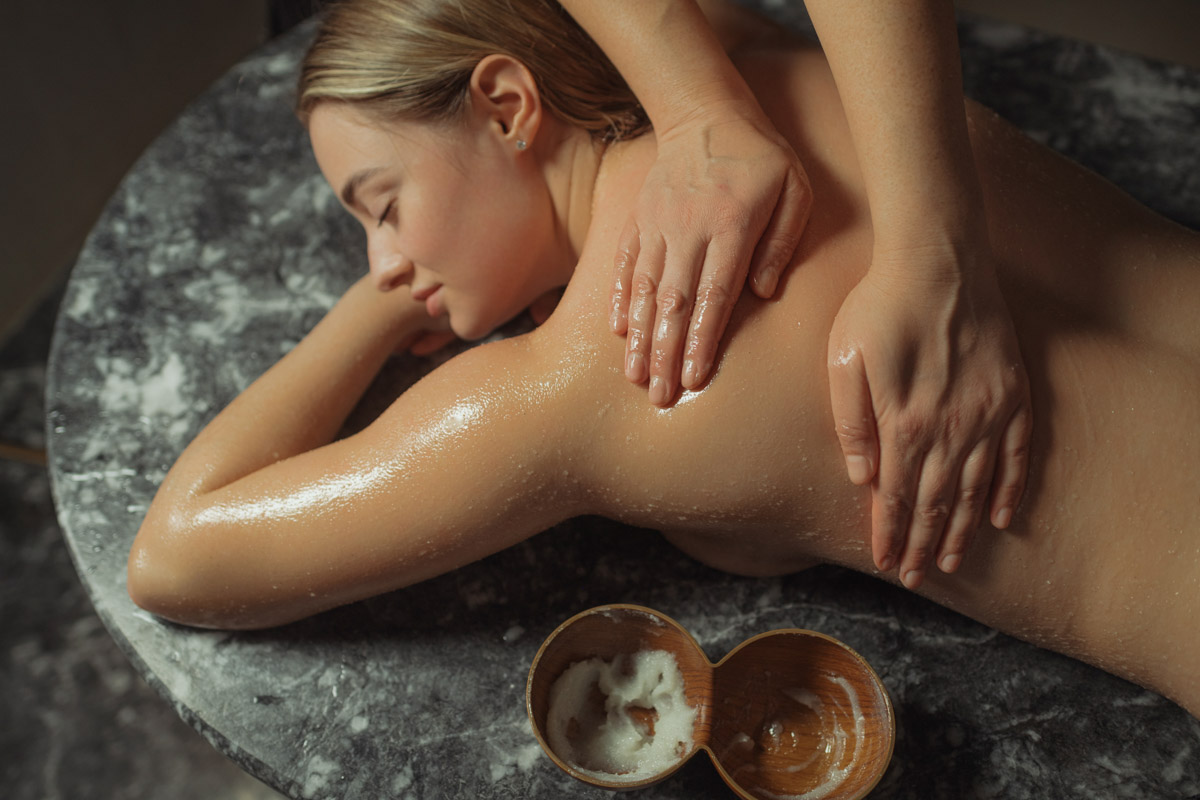 Лето — время брызг, движения и новых впечатлений. Все это предлагает в новом сезоне курорт «Суздаль АКВА». Вечеринки и анимационные программы, водные развлечения и спа-процедуры, мастер-классы с известными людьми. Кстати, в прошедшую субботу своими знаниями бесплатно делился признанный банный эксперт Иван Бояринцев! Он раскрыл гостям секреты индивидуального и коллективного парения.