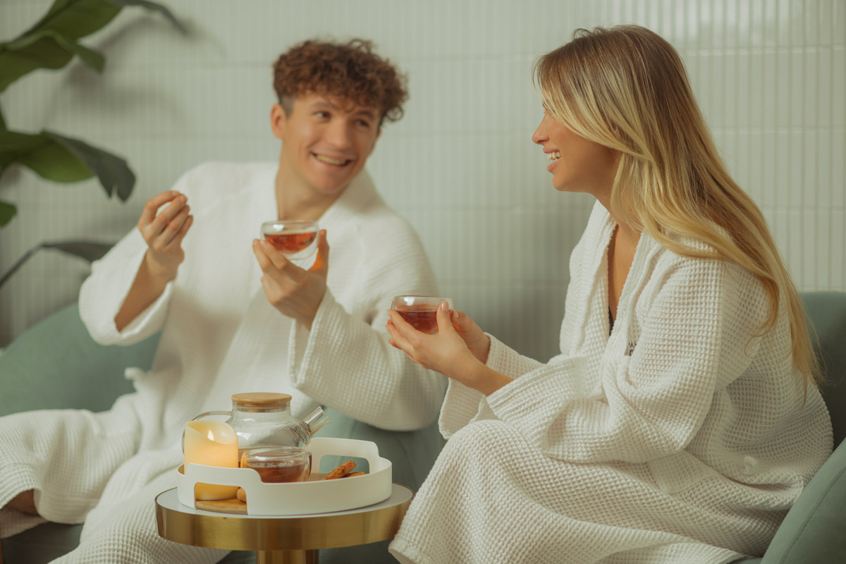 Лето — время брызг, движения и новых впечатлений. Все это предлагает в новом сезоне курорт «Суздаль АКВА». Вечеринки и анимационные программы, водные развлечения и спа-процедуры, мастер-классы с известными людьми. Кстати, в прошедшую субботу своими знаниями бесплатно делился признанный банный эксперт Иван Бояринцев! Он раскрыл гостям секреты индивидуального и коллективного парения.