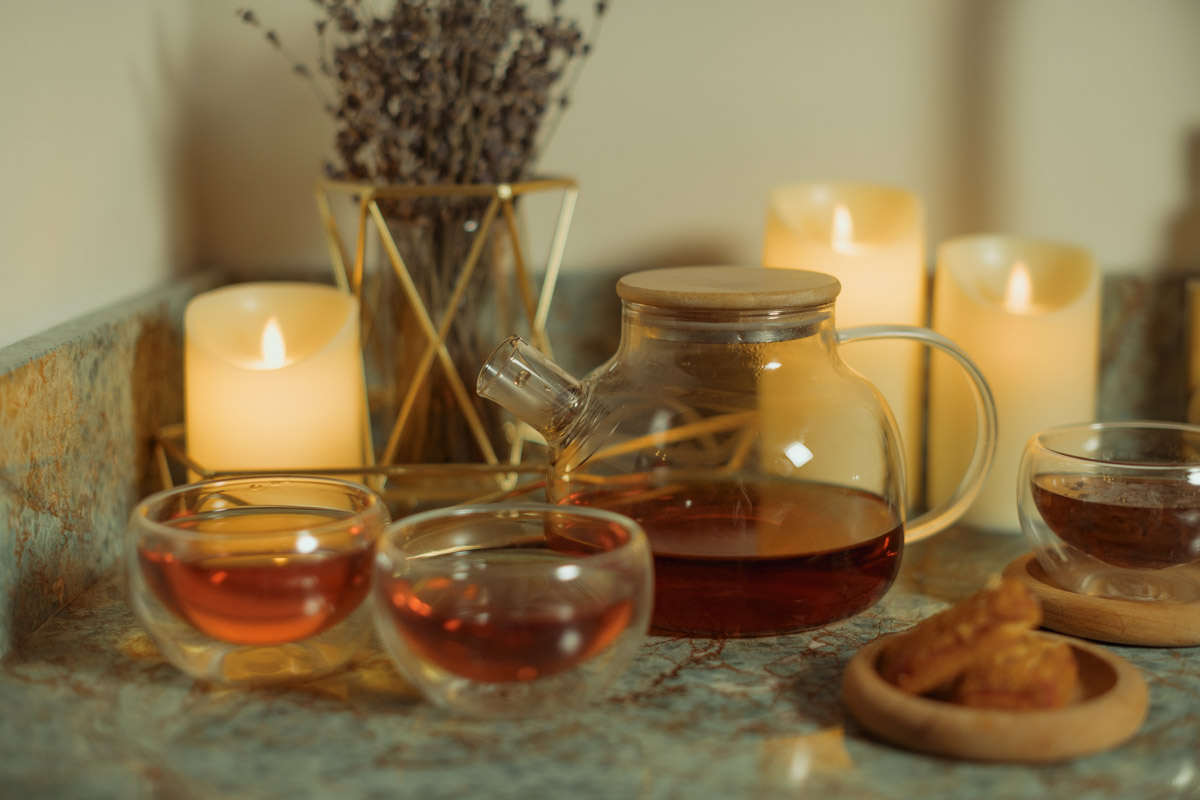 Лето — время брызг, движения и новых впечатлений. Все это предлагает в новом сезоне курорт «Суздаль АКВА». Вечеринки и анимационные программы, водные развлечения и спа-процедуры, мастер-классы с известными людьми. Кстати, в прошедшую субботу своими знаниями бесплатно делился признанный банный эксперт Иван Бояринцев! Он раскрыл гостям секреты индивидуального и коллективного парения.