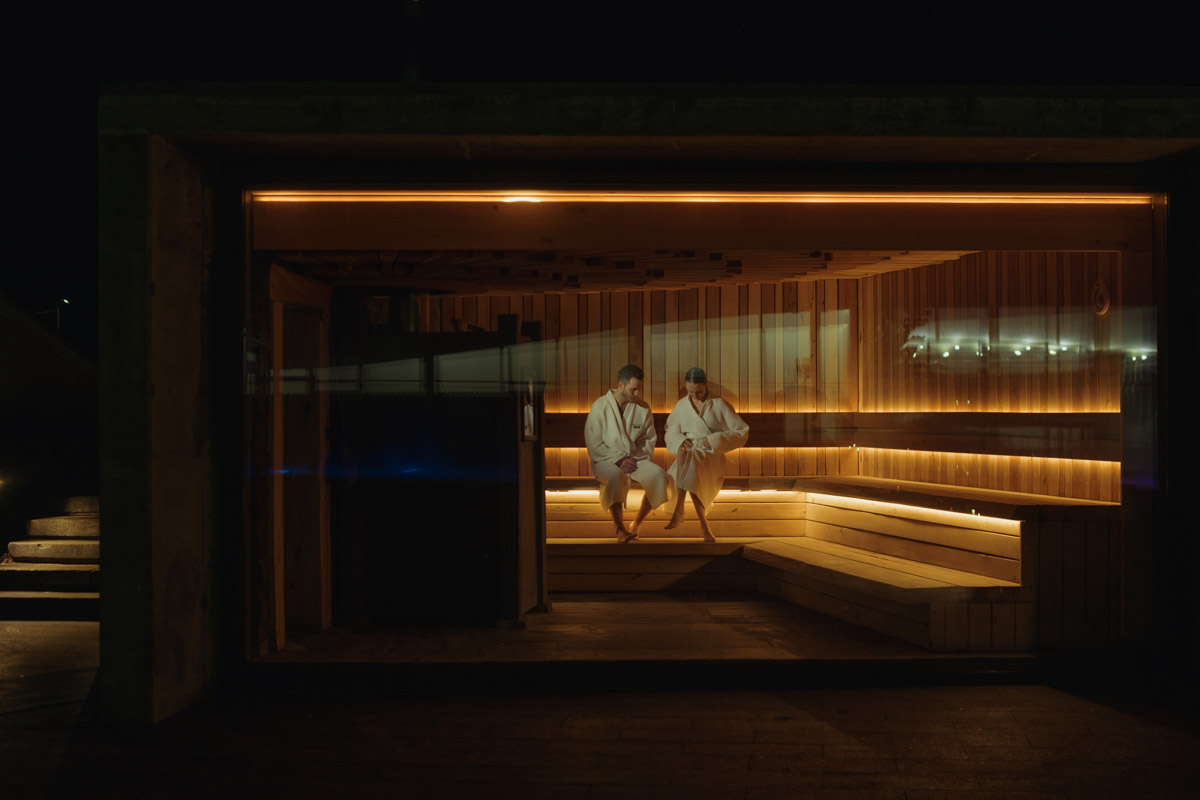 Лето — время брызг, движения и новых впечатлений. Все это предлагает в новом сезоне курорт «Суздаль АКВА». Вечеринки и анимационные программы, водные развлечения и спа-процедуры, мастер-классы с известными людьми. Кстати, в прошедшую субботу своими знаниями бесплатно делился признанный банный эксперт Иван Бояринцев! Он раскрыл гостям секреты индивидуального и коллективного парения.