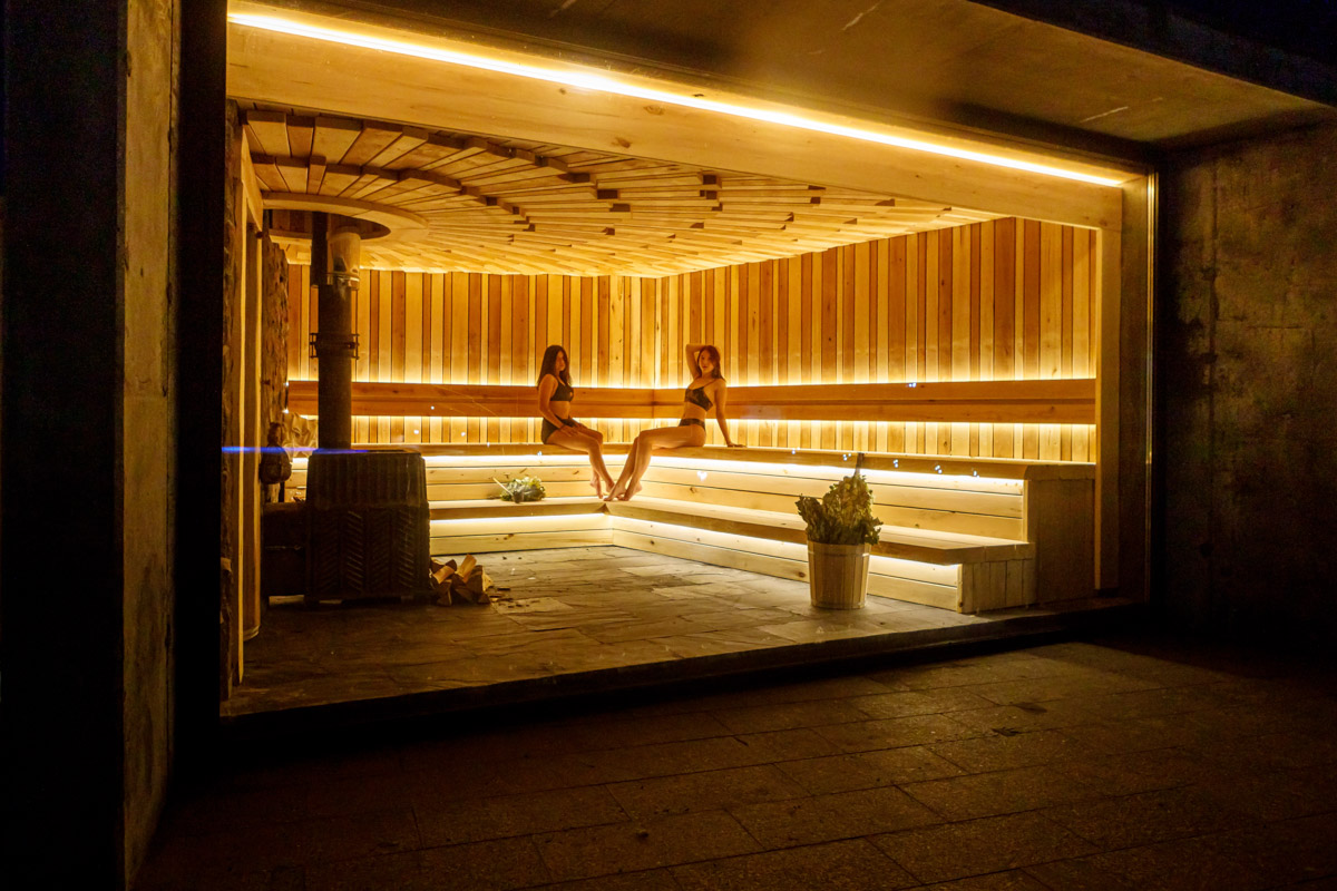 Лето — время брызг, движения и новых впечатлений. Все это предлагает в новом сезоне курорт «Суздаль АКВА». Вечеринки и анимационные программы, водные развлечения и спа-процедуры, мастер-классы с известными людьми. Кстати, в прошедшую субботу своими знаниями бесплатно делился признанный банный эксперт Иван Бояринцев! Он раскрыл гостям секреты индивидуального и коллективного парения.