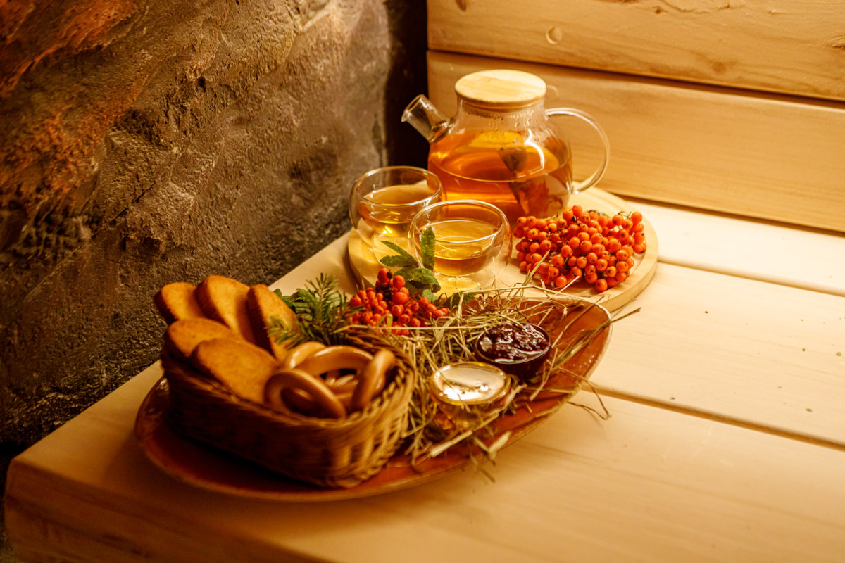 Лето — время брызг, движения и новых впечатлений. Все это предлагает в новом сезоне курорт «Суздаль АКВА». Вечеринки и анимационные программы, водные развлечения и спа-процедуры, мастер-классы с известными людьми. Кстати, в прошедшую субботу своими знаниями бесплатно делился признанный банный эксперт Иван Бояринцев! Он раскрыл гостям секреты индивидуального и коллективного парения.