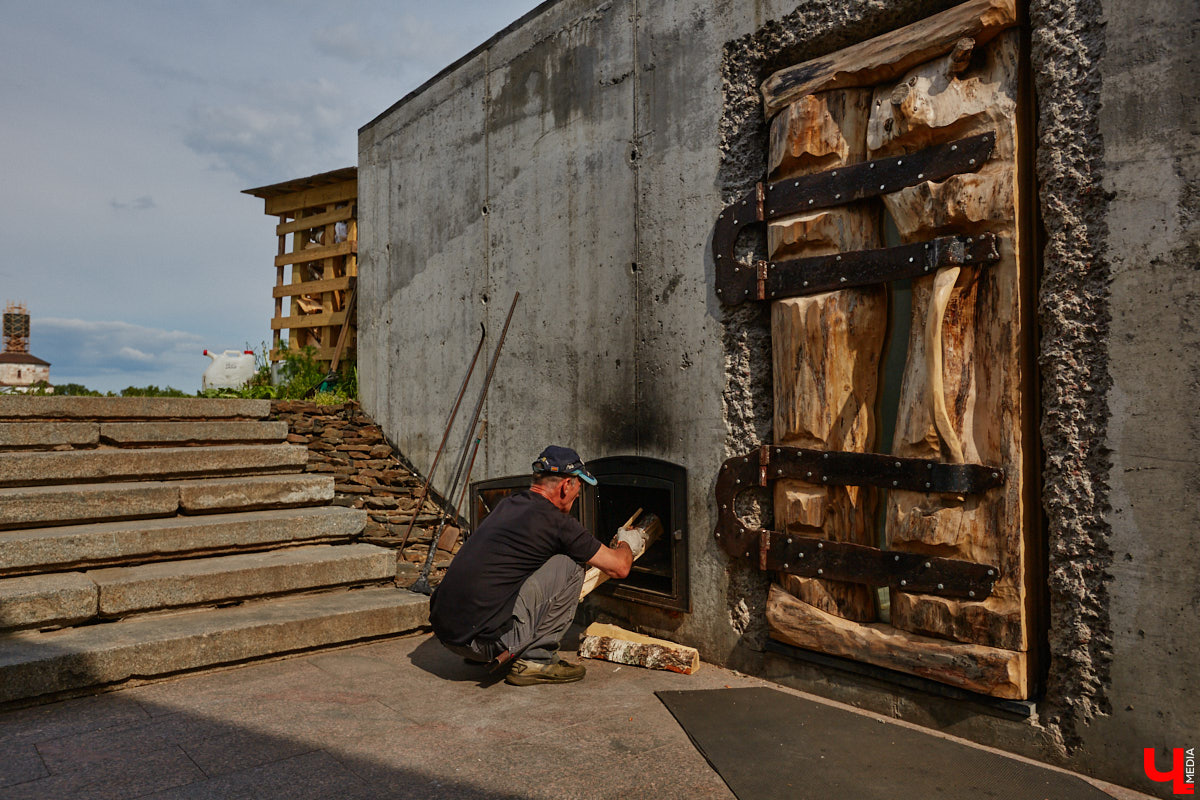Лето — время брызг, движения и новых впечатлений. Все это предлагает в новом сезоне курорт «Суздаль АКВА». Вечеринки и анимационные программы, водные развлечения и спа-процедуры, мастер-классы с известными людьми. Кстати, в прошедшую субботу своими знаниями бесплатно делился признанный банный эксперт Иван Бояринцев! Он раскрыл гостям секреты индивидуального и коллективного парения.
