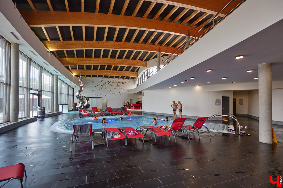 Лето — время брызг, движения и новых впечатлений. Все это предлагает в новом сезоне курорт «Суздаль АКВА». Вечеринки и анимационные программы, водные развлечения и спа-процедуры, мастер-классы с известными людьми. Кстати, в прошедшую субботу своими знаниями бесплатно делился признанный банный эксперт Иван Бояринцев! Он раскрыл гостям секреты индивидуального и коллективного парения.