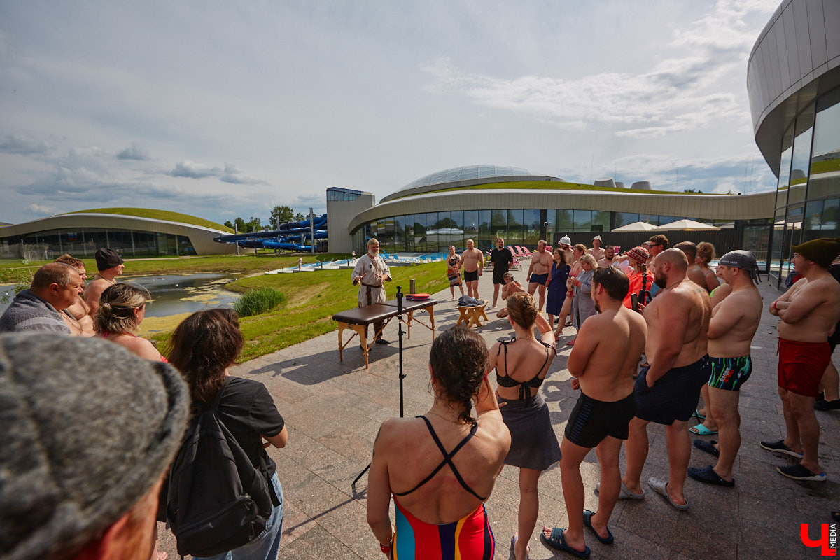 Лето — время брызг, движения и новых впечатлений. Все это предлагает в новом сезоне курорт «Суздаль АКВА». Вечеринки и анимационные программы, водные развлечения и спа-процедуры, мастер-классы с известными людьми. Кстати, в прошедшую субботу своими знаниями бесплатно делился признанный банный эксперт Иван Бояринцев! Он раскрыл гостям секреты индивидуального и коллективного парения.