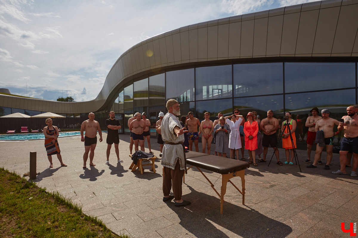 Лето — время брызг, движения и новых впечатлений. Все это предлагает в новом сезоне курорт «Суздаль АКВА». Вечеринки и анимационные программы, водные развлечения и спа-процедуры, мастер-классы с известными людьми. Кстати, в прошедшую субботу своими знаниями бесплатно делился признанный банный эксперт Иван Бояринцев! Он раскрыл гостям секреты индивидуального и коллективного парения.