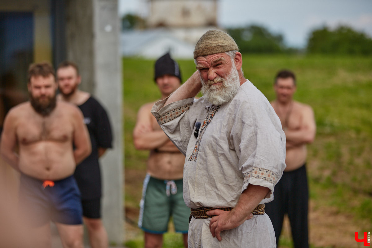 Лето — время брызг, движения и новых впечатлений. Все это предлагает в новом сезоне курорт «Суздаль АКВА». Вечеринки и анимационные программы, водные развлечения и спа-процедуры, мастер-классы с известными людьми. Кстати, в прошедшую субботу своими знаниями бесплатно делился признанный банный эксперт Иван Бояринцев! Он раскрыл гостям секреты индивидуального и коллективного парения.