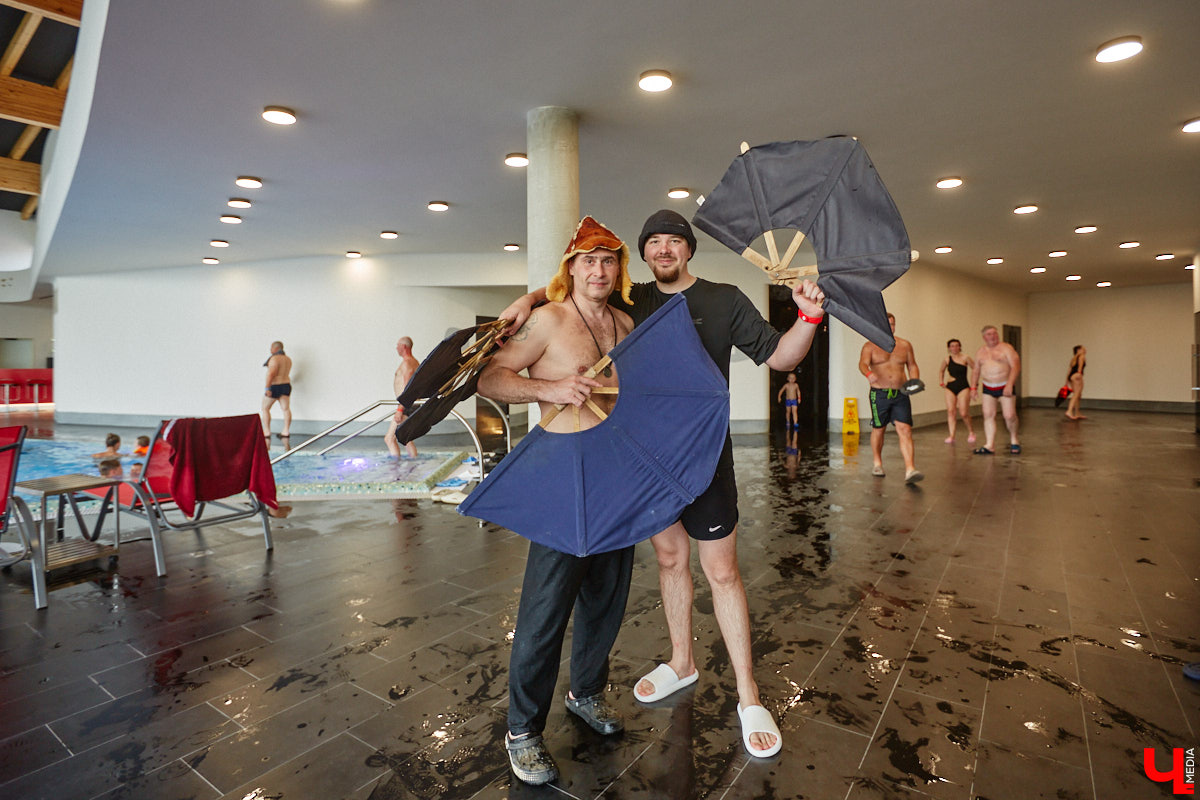 Лето — время брызг, движения и новых впечатлений. Все это предлагает в новом сезоне курорт «Суздаль АКВА». Вечеринки и анимационные программы, водные развлечения и спа-процедуры, мастер-классы с известными людьми. Кстати, в прошедшую субботу своими знаниями бесплатно делился признанный банный эксперт Иван Бояринцев! Он раскрыл гостям секреты индивидуального и коллективного парения.