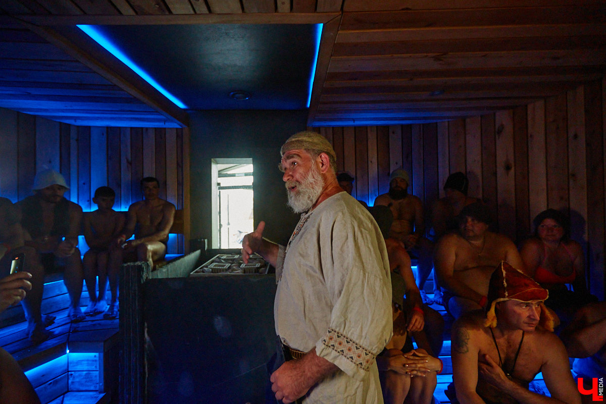 Лето — время брызг, движения и новых впечатлений. Все это предлагает в новом сезоне курорт «Суздаль АКВА». Вечеринки и анимационные программы, водные развлечения и спа-процедуры, мастер-классы с известными людьми. Кстати, в прошедшую субботу своими знаниями бесплатно делился признанный банный эксперт Иван Бояринцев! Он раскрыл гостям секреты индивидуального и коллективного парения.