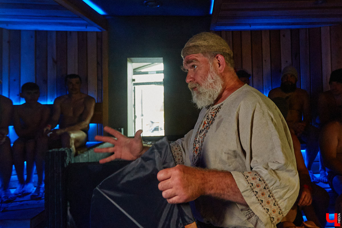 Лето — время брызг, движения и новых впечатлений. Все это предлагает в новом сезоне курорт «Суздаль АКВА». Вечеринки и анимационные программы, водные развлечения и спа-процедуры, мастер-классы с известными людьми. Кстати, в прошедшую субботу своими знаниями бесплатно делился признанный банный эксперт Иван Бояринцев! Он раскрыл гостям секреты индивидуального и коллективного парения.