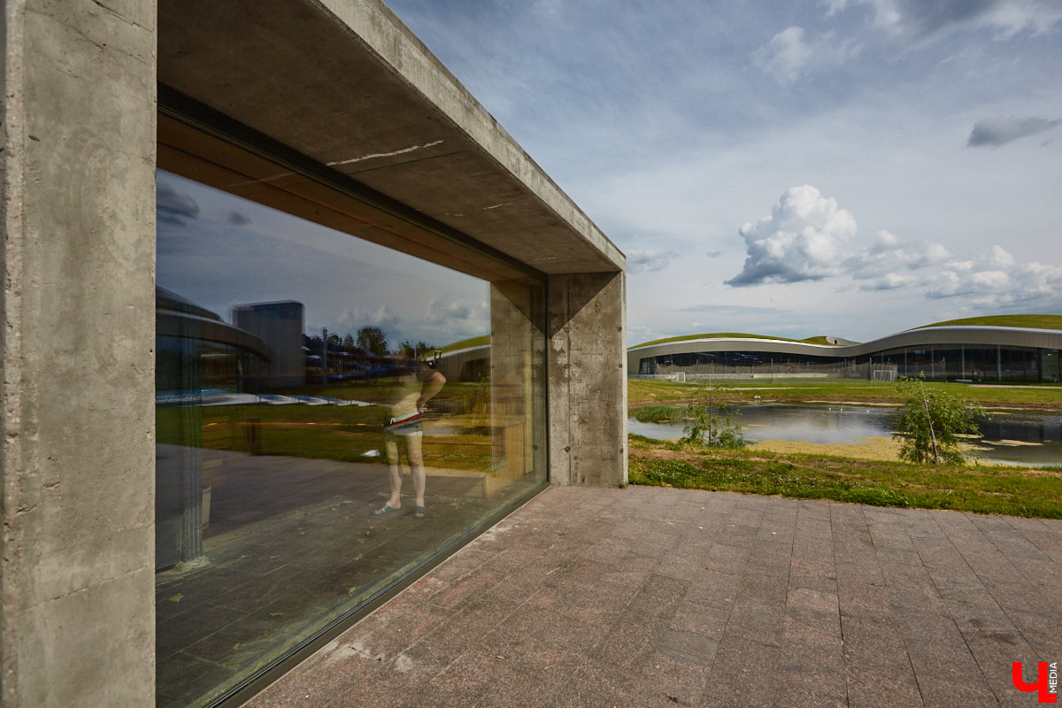 Лето — время брызг, движения и новых впечатлений. Все это предлагает в новом сезоне курорт «Суздаль АКВА». Вечеринки и анимационные программы, водные развлечения и спа-процедуры, мастер-классы с известными людьми. Кстати, в прошедшую субботу своими знаниями бесплатно делился признанный банный эксперт Иван Бояринцев! Он раскрыл гостям секреты индивидуального и коллективного парения.