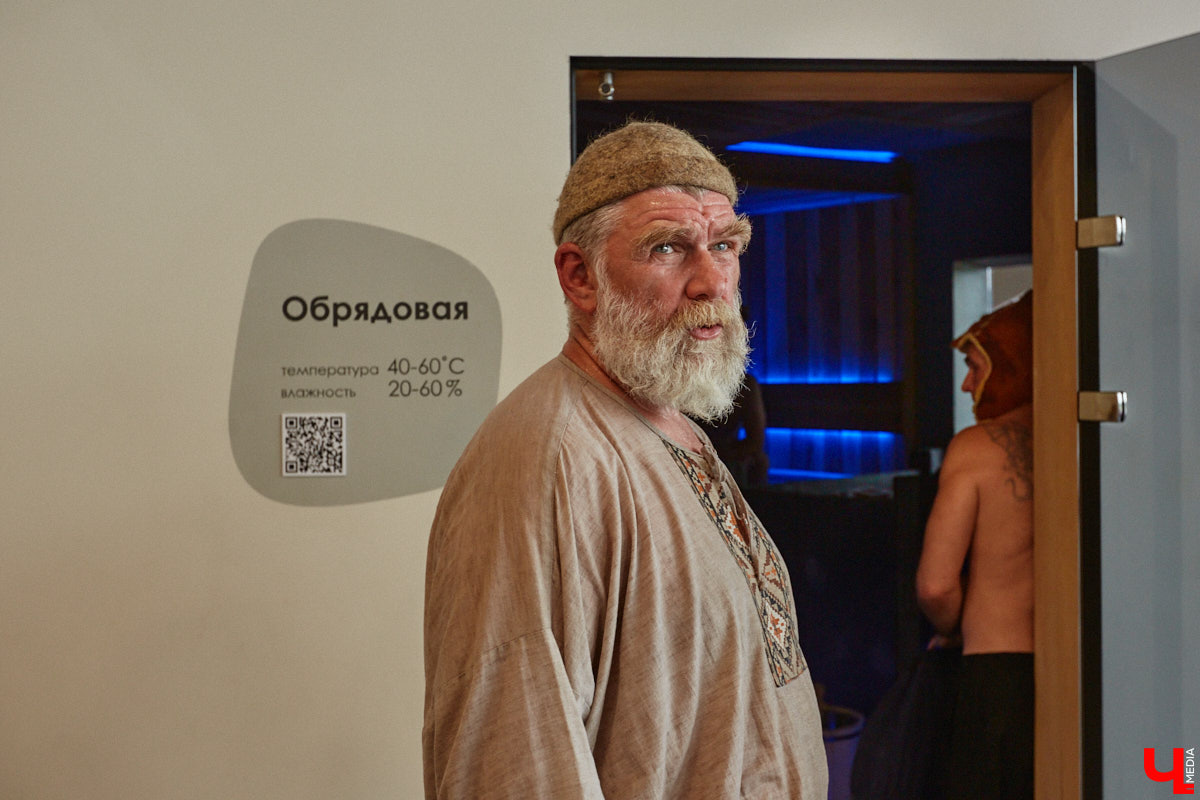 Лето — время брызг, движения и новых впечатлений. Все это предлагает в новом сезоне курорт «Суздаль АКВА». Вечеринки и анимационные программы, водные развлечения и спа-процедуры, мастер-классы с известными людьми. Кстати, в прошедшую субботу своими знаниями бесплатно делился признанный банный эксперт Иван Бояринцев! Он раскрыл гостям секреты индивидуального и коллективного парения.