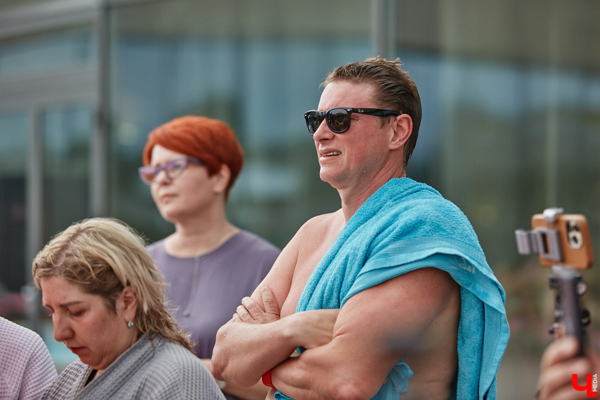 Лето — время брызг, движения и новых впечатлений. Все это предлагает в новом сезоне курорт «Суздаль АКВА». Вечеринки и анимационные программы, водные развлечения и спа-процедуры, мастер-классы с известными людьми. Кстати, в прошедшую субботу своими знаниями бесплатно делился признанный банный эксперт Иван Бояринцев! Он раскрыл гостям секреты индивидуального и коллективного парения.