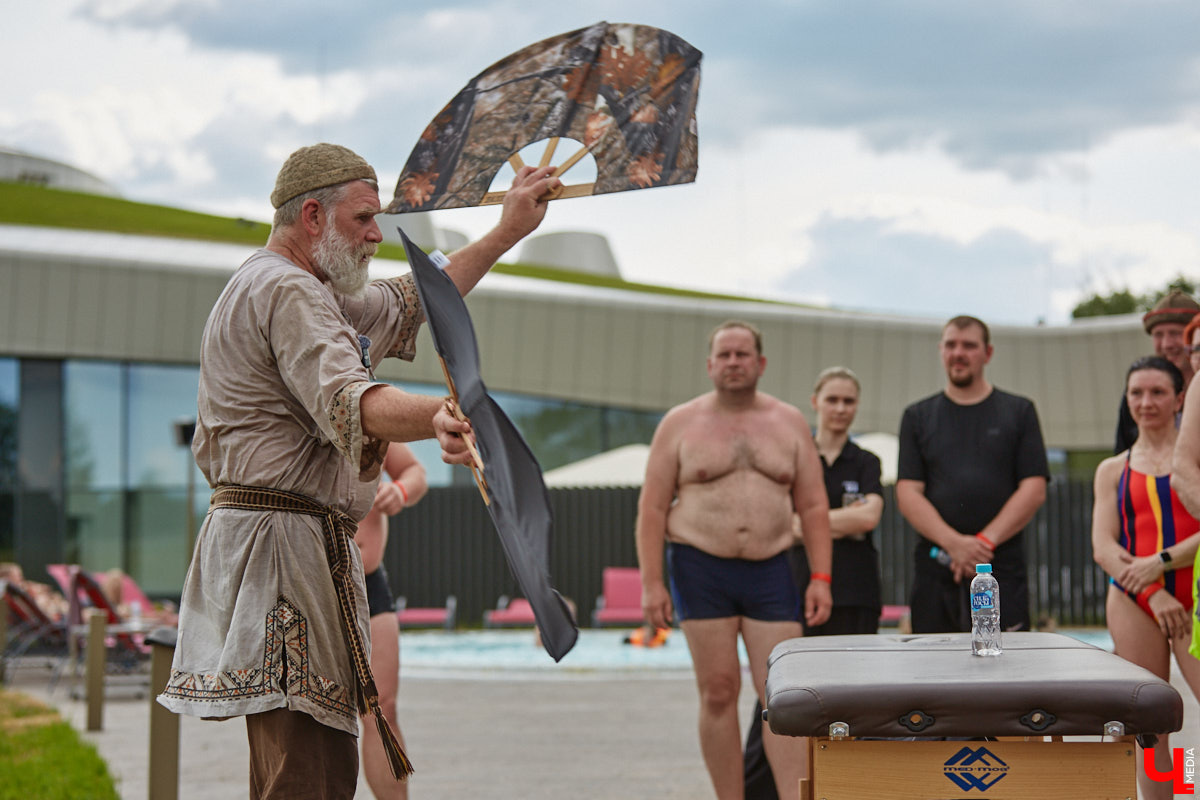 Лето — время брызг, движения и новых впечатлений. Все это предлагает в новом сезоне курорт «Суздаль АКВА». Вечеринки и анимационные программы, водные развлечения и спа-процедуры, мастер-классы с известными людьми. Кстати, в прошедшую субботу своими знаниями бесплатно делился признанный банный эксперт Иван Бояринцев! Он раскрыл гостям секреты индивидуального и коллективного парения.