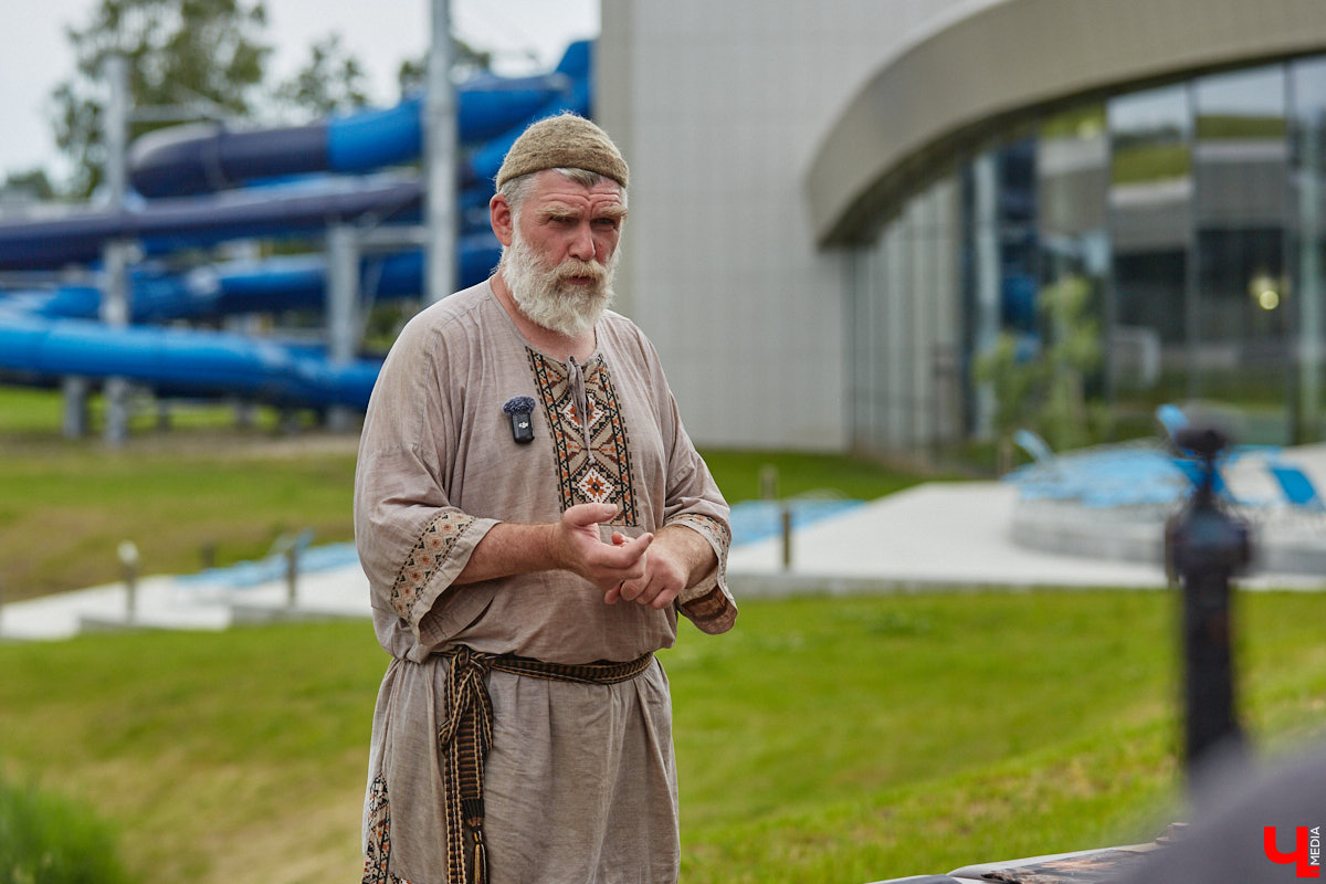 Лето — время брызг, движения и новых впечатлений. Все это предлагает в новом сезоне курорт «Суздаль АКВА». Вечеринки и анимационные программы, водные развлечения и спа-процедуры, мастер-классы с известными людьми. Кстати, в прошедшую субботу своими знаниями бесплатно делился признанный банный эксперт Иван Бояринцев! Он раскрыл гостям секреты индивидуального и коллективного парения.