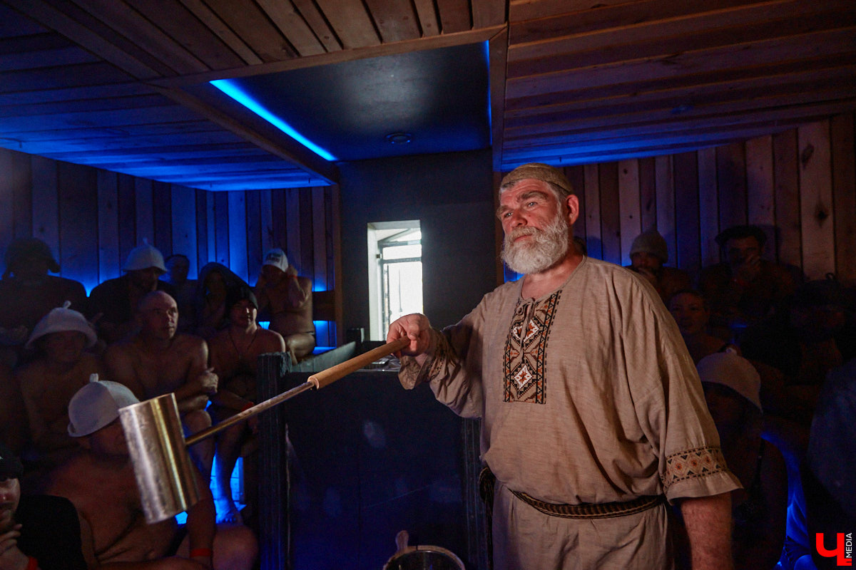 Лето — время брызг, движения и новых впечатлений. Все это предлагает в новом сезоне курорт «Суздаль АКВА». Вечеринки и анимационные программы, водные развлечения и спа-процедуры, мастер-классы с известными людьми. Кстати, в прошедшую субботу своими знаниями бесплатно делился признанный банный эксперт Иван Бояринцев! Он раскрыл гостям секреты индивидуального и коллективного парения.