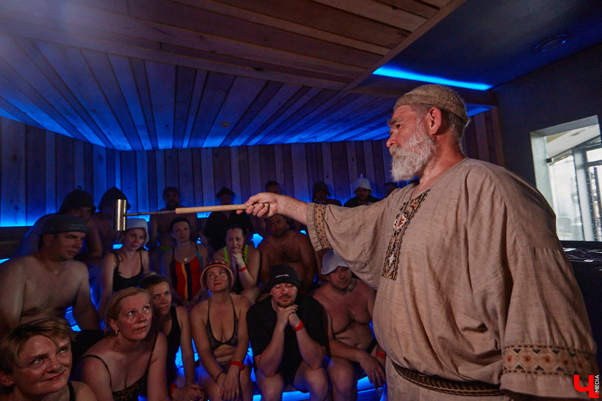 Лето — время брызг, движения и новых впечатлений. Все это предлагает в новом сезоне курорт «Суздаль АКВА». Вечеринки и анимационные программы, водные развлечения и спа-процедуры, мастер-классы с известными людьми. Кстати, в прошедшую субботу своими знаниями бесплатно делился признанный банный эксперт Иван Бояринцев! Он раскрыл гостям секреты индивидуального и коллективного парения.