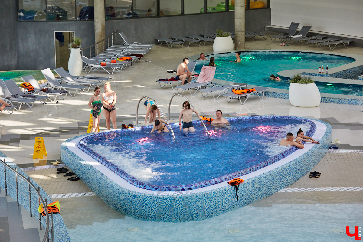 Лето — время брызг, движения и новых впечатлений. Все это предлагает в новом сезоне курорт «Суздаль АКВА». Вечеринки и анимационные программы, водные развлечения и спа-процедуры, мастер-классы с известными людьми. Кстати, в прошедшую субботу своими знаниями бесплатно делился признанный банный эксперт Иван Бояринцев! Он раскрыл гостям секреты индивидуального и коллективного парения.