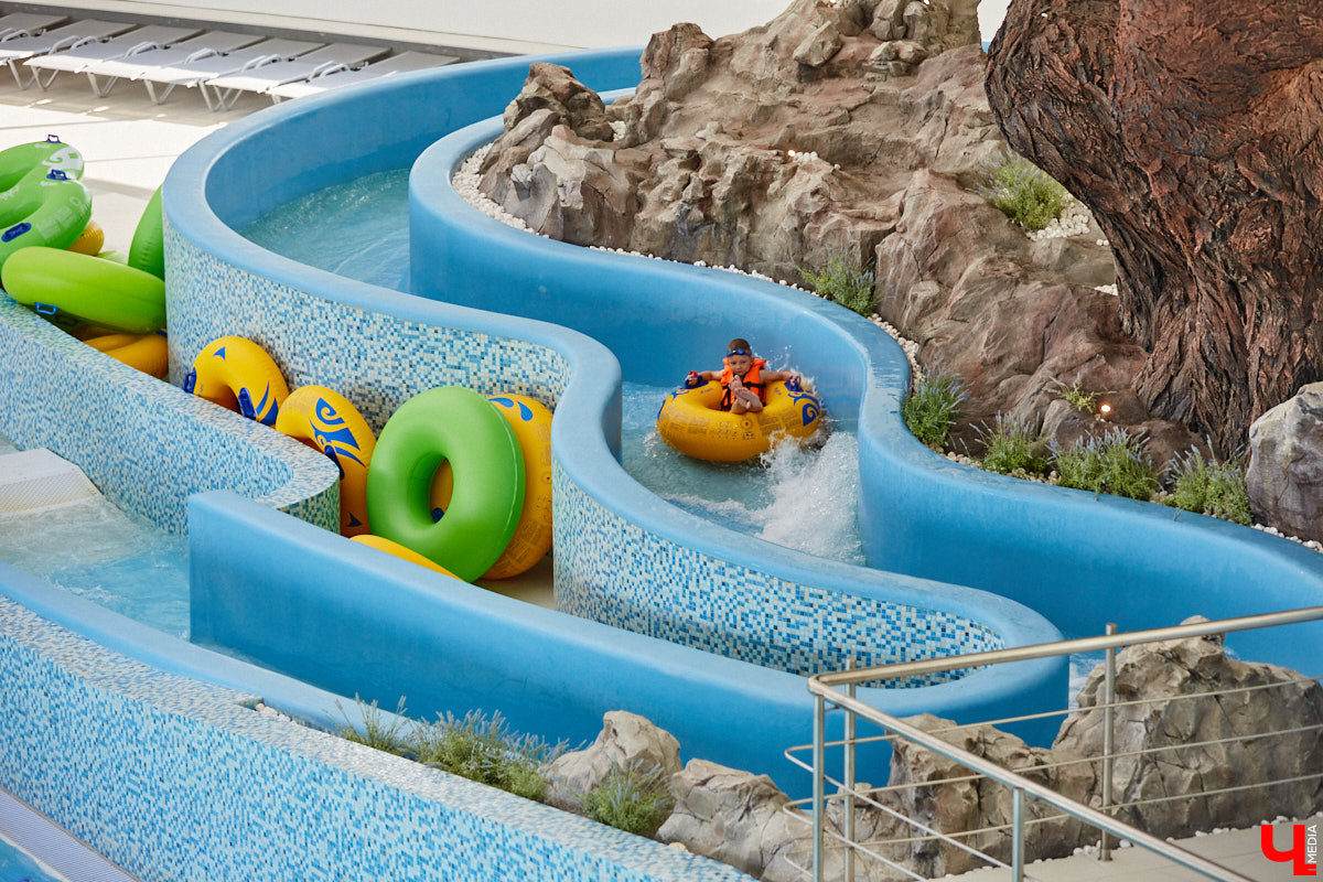 Лето — время брызг, движения и новых впечатлений. Все это предлагает в новом сезоне курорт «Суздаль АКВА». Вечеринки и анимационные программы, водные развлечения и спа-процедуры, мастер-классы с известными людьми. Кстати, в прошедшую субботу своими знаниями бесплатно делился признанный банный эксперт Иван Бояринцев! Он раскрыл гостям секреты индивидуального и коллективного парения.