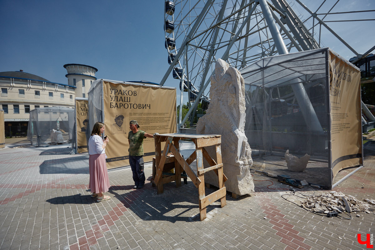 Июнь в Центральном парке начался с творчества. Десять художников решили создать скульптуры из известняка. Это стало возможным благодаря стоунфесту «Владимир — белокаменная столица». «Ключ-Медиа» решил узнать, как идет работа и какова реакция гостей общественного пространства на происходящее у них на глазах чудо.