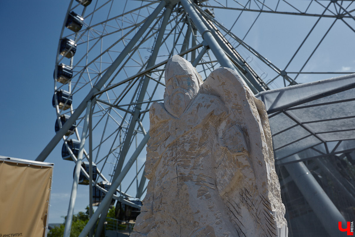 Июнь в Центральном парке начался с творчества. Десять художников решили создать скульптуры из известняка. Это стало возможным благодаря стоунфесту «Владимир — белокаменная столица». «Ключ-Медиа» решил узнать, как идет работа и какова реакция гостей общественного пространства на происходящее у них на глазах чудо.