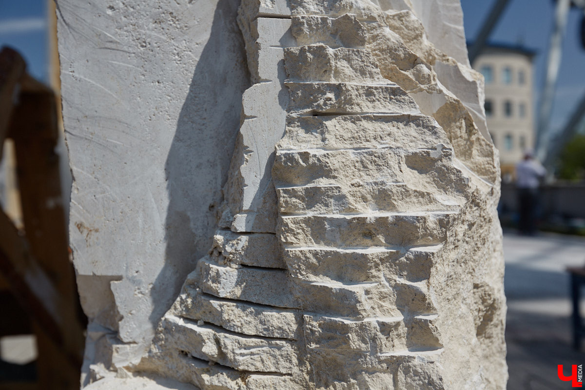 Июнь в Центральном парке начался с творчества. Десять художников решили создать скульптуры из известняка. Это стало возможным благодаря стоунфесту «Владимир — белокаменная столица». «Ключ-Медиа» решил узнать, как идет работа и какова реакция гостей общественного пространства на происходящее у них на глазах чудо.