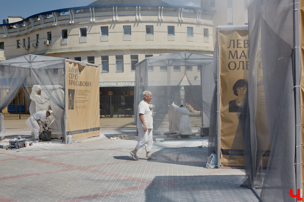 Июнь в Центральном парке начался с творчества. Десять художников решили создать скульптуры из известняка. Это стало возможным благодаря стоунфесту «Владимир — белокаменная столица». «Ключ-Медиа» решил узнать, как идет работа и какова реакция гостей общественного пространства на происходящее у них на глазах чудо.