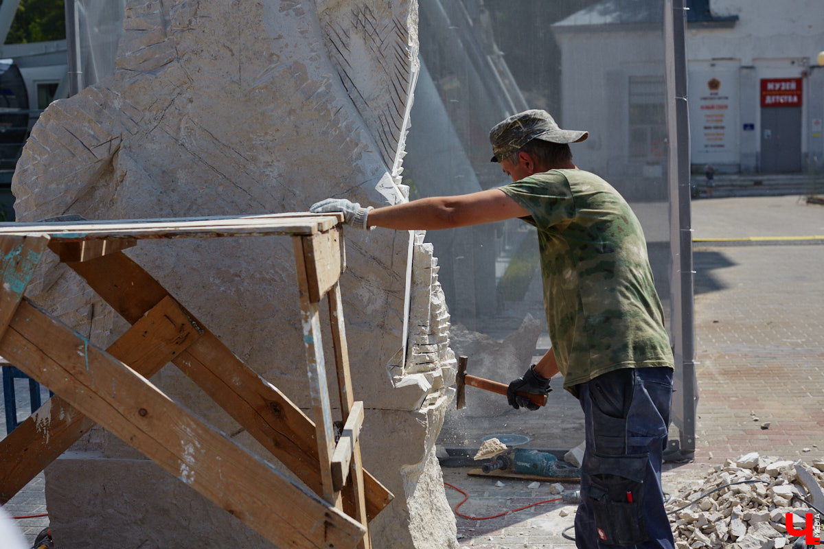 Июнь в Центральном парке начался с творчества. Десять художников решили создать скульптуры из известняка. Это стало возможным благодаря стоунфесту «Владимир — белокаменная столица». «Ключ-Медиа» решил узнать, как идет работа и какова реакция гостей общественного пространства на происходящее у них на глазах чудо.