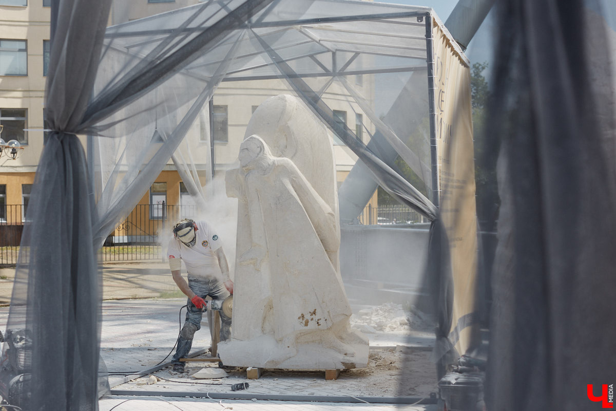 Июнь в Центральном парке начался с творчества. Десять художников решили создать скульптуры из известняка. Это стало возможным благодаря стоунфесту «Владимир — белокаменная столица». «Ключ-Медиа» решил узнать, как идет работа и какова реакция гостей общественного пространства на происходящее у них на глазах чудо.