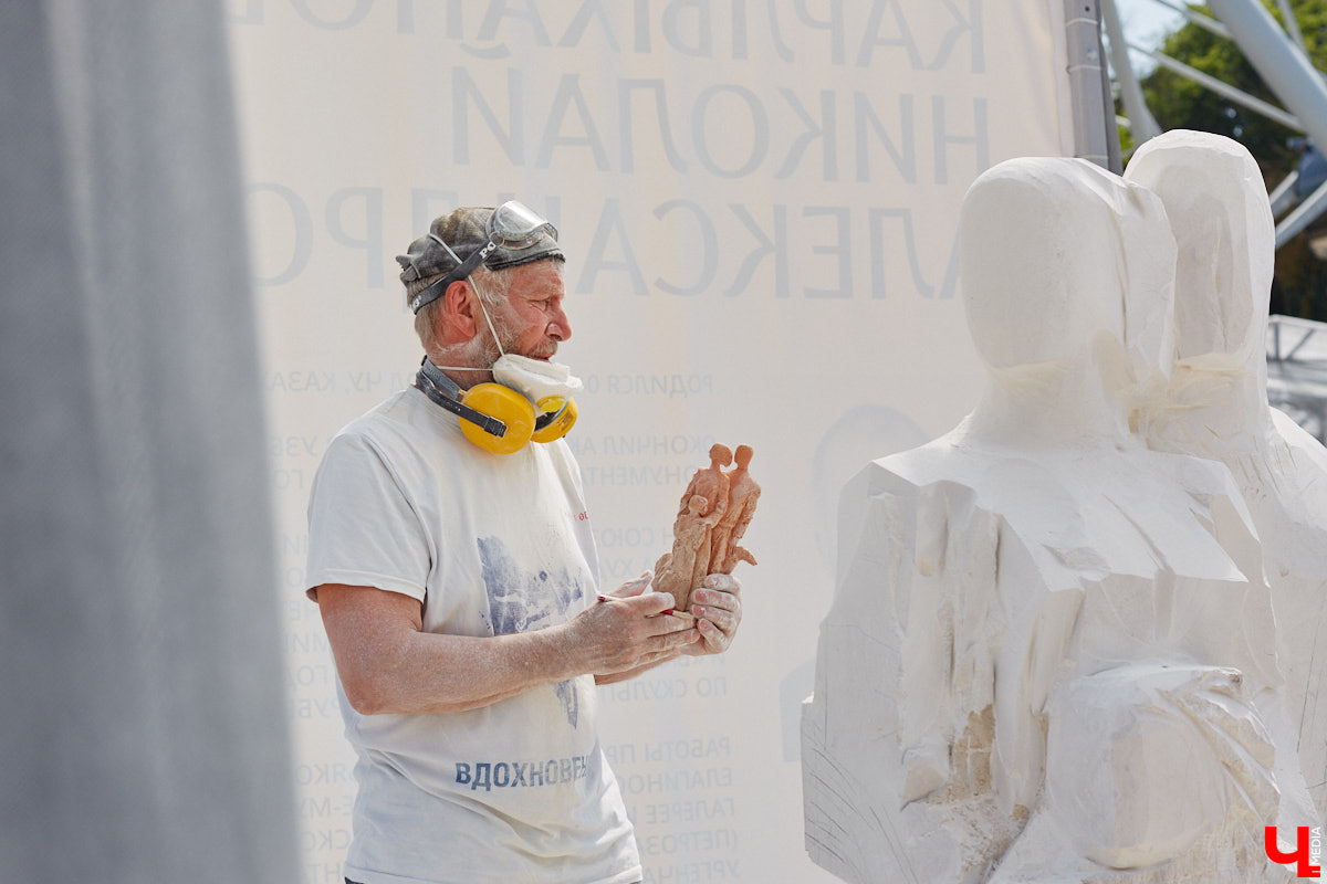 Июнь в Центральном парке начался с творчества. Десять художников решили создать скульптуры из известняка. Это стало возможным благодаря стоунфесту «Владимир — белокаменная столица». «Ключ-Медиа» решил узнать, как идет работа и какова реакция гостей общественного пространства на происходящее у них на глазах чудо.