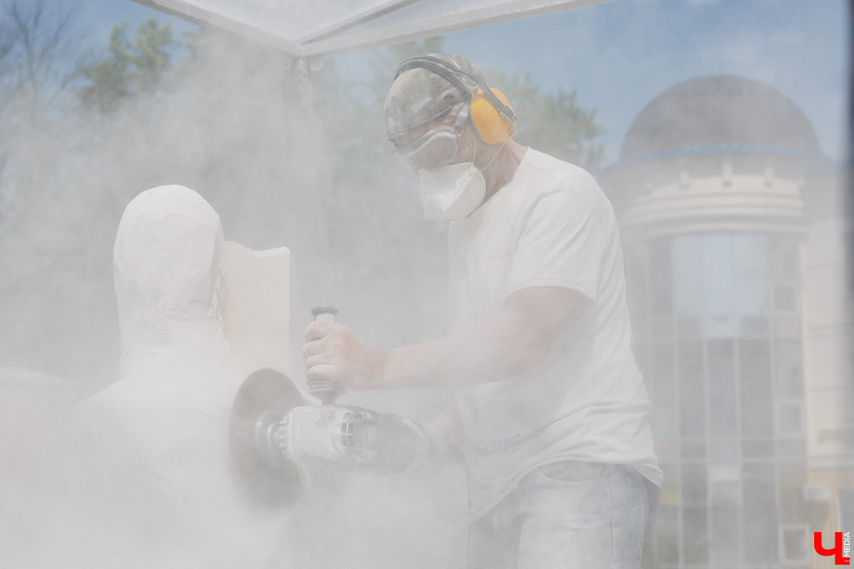 Июнь в Центральном парке начался с творчества. Десять художников решили создать скульптуры из известняка. Это стало возможным благодаря стоунфесту «Владимир — белокаменная столица». «Ключ-Медиа» решил узнать, как идет работа и какова реакция гостей общественного пространства на происходящее у них на глазах чудо.