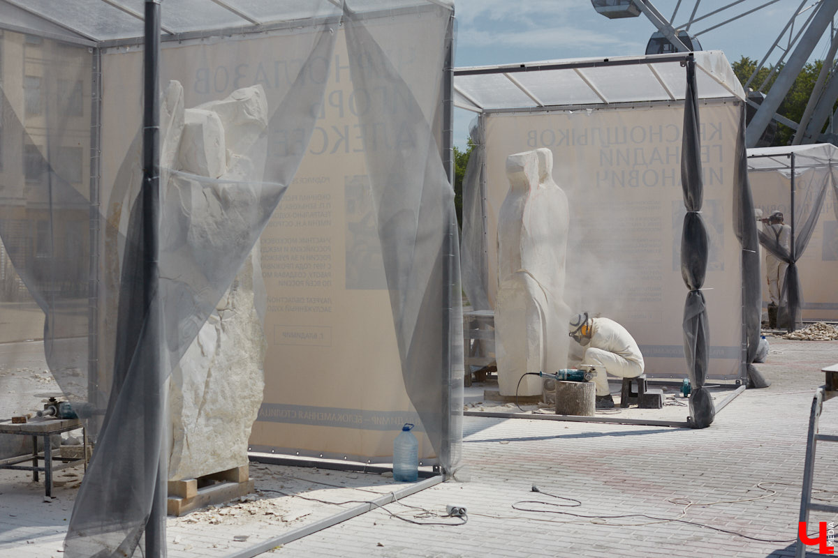 Июнь в Центральном парке начался с творчества. Десять художников решили создать скульптуры из известняка. Это стало возможным благодаря стоунфесту «Владимир — белокаменная столица». «Ключ-Медиа» решил узнать, как идет работа и какова реакция гостей общественного пространства на происходящее у них на глазах чудо.