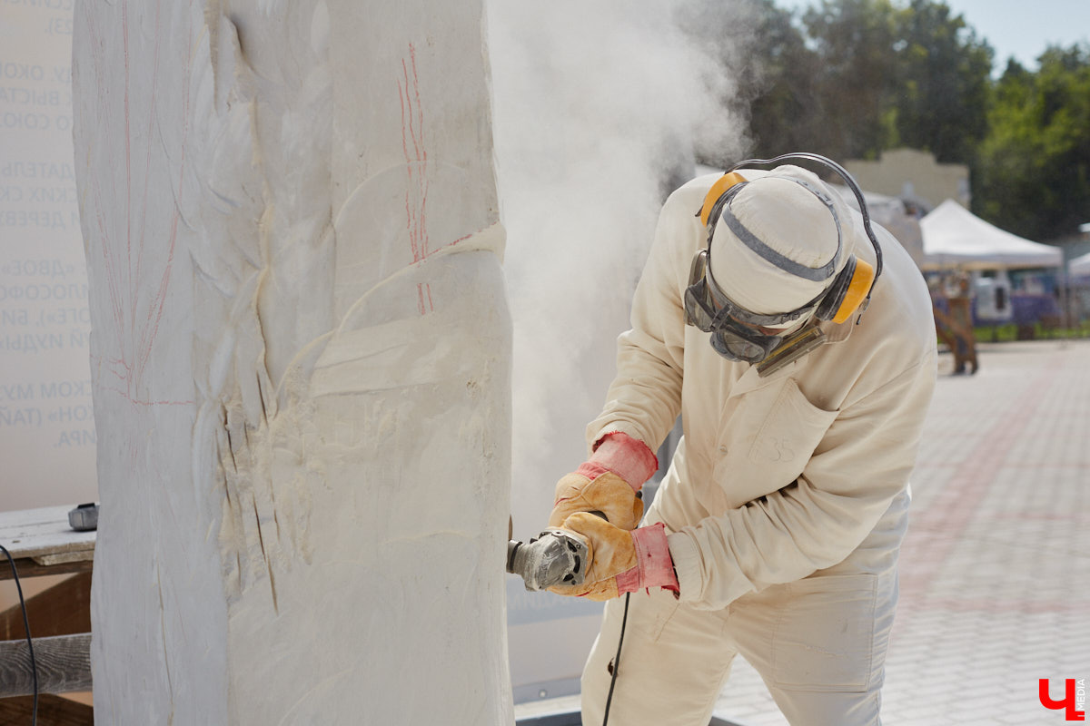 Июнь в Центральном парке начался с творчества. Десять художников решили создать скульптуры из известняка. Это стало возможным благодаря стоунфесту «Владимир — белокаменная столица». «Ключ-Медиа» решил узнать, как идет работа и какова реакция гостей общественного пространства на происходящее у них на глазах чудо.