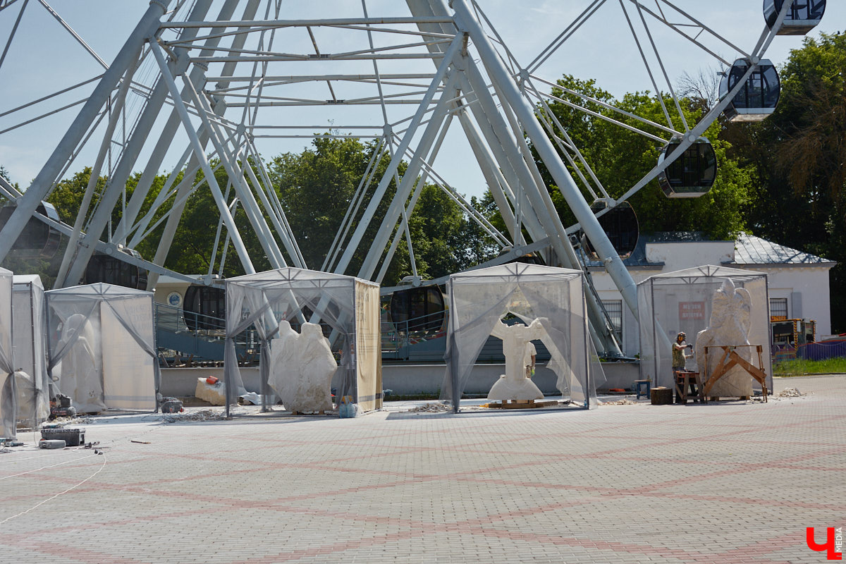 Июнь в Центральном парке начался с творчества. Десять художников решили создать скульптуры из известняка. Это стало возможным благодаря стоунфесту «Владимир — белокаменная столица». «Ключ-Медиа» решил узнать, как идет работа и какова реакция гостей общественного пространства на происходящее у них на глазах чудо.