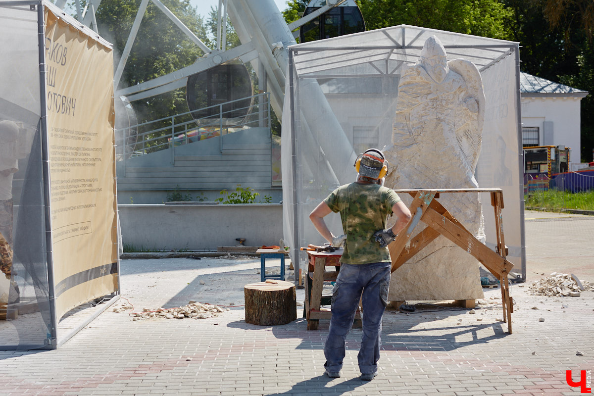 Июнь в Центральном парке начался с творчества. Десять художников решили создать скульптуры из известняка. Это стало возможным благодаря стоунфесту «Владимир — белокаменная столица». «Ключ-Медиа» решил узнать, как идет работа и какова реакция гостей общественного пространства на происходящее у них на глазах чудо.