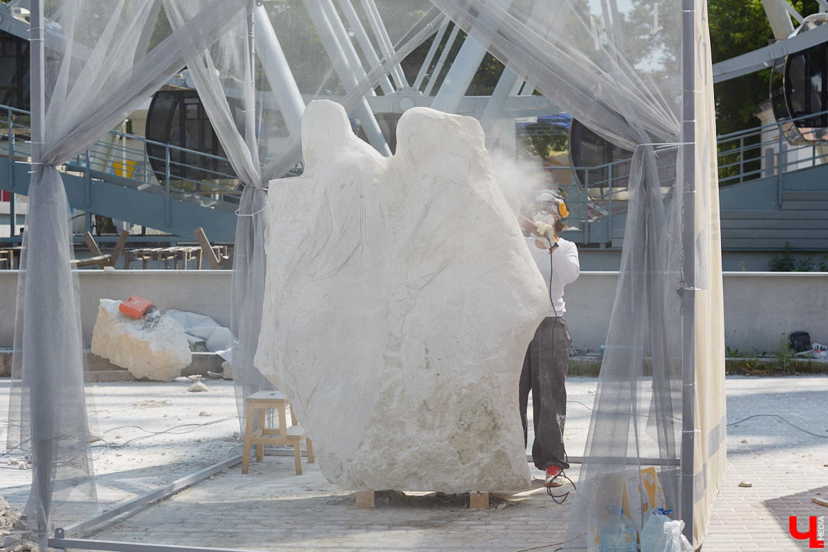 Июнь в Центральном парке начался с творчества. Десять художников решили создать скульптуры из известняка. Это стало возможным благодаря стоунфесту «Владимир — белокаменная столица». «Ключ-Медиа» решил узнать, как идет работа и какова реакция гостей общественного пространства на происходящее у них на глазах чудо.