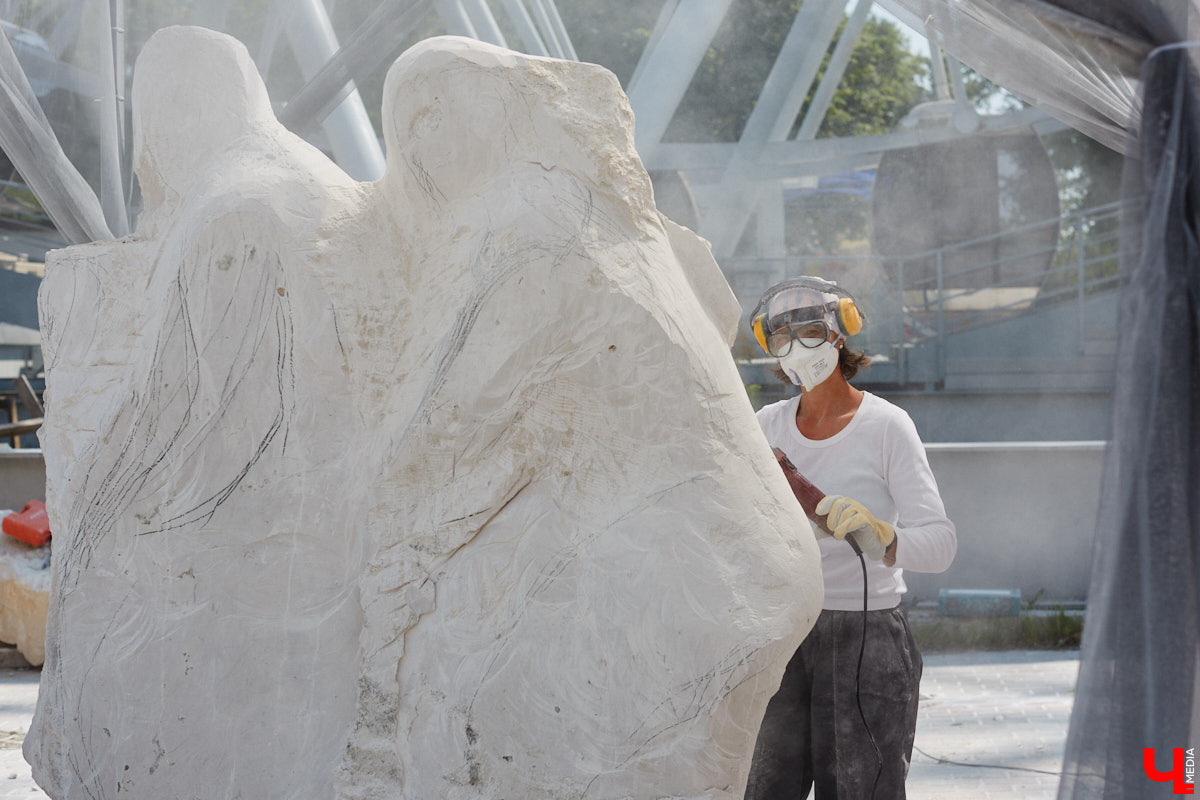 Июнь в Центральном парке начался с творчества. Десять художников решили создать скульптуры из известняка. Это стало возможным благодаря стоунфесту «Владимир — белокаменная столица». «Ключ-Медиа» решил узнать, как идет работа и какова реакция гостей общественного пространства на происходящее у них на глазах чудо.