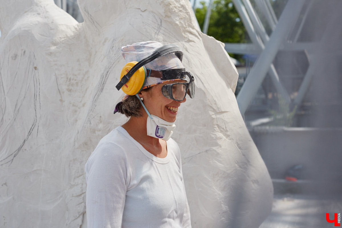 Июнь в Центральном парке начался с творчества. Десять художников решили создать скульптуры из известняка. Это стало возможным благодаря стоунфесту «Владимир — белокаменная столица». «Ключ-Медиа» решил узнать, как идет работа и какова реакция гостей общественного пространства на происходящее у них на глазах чудо.