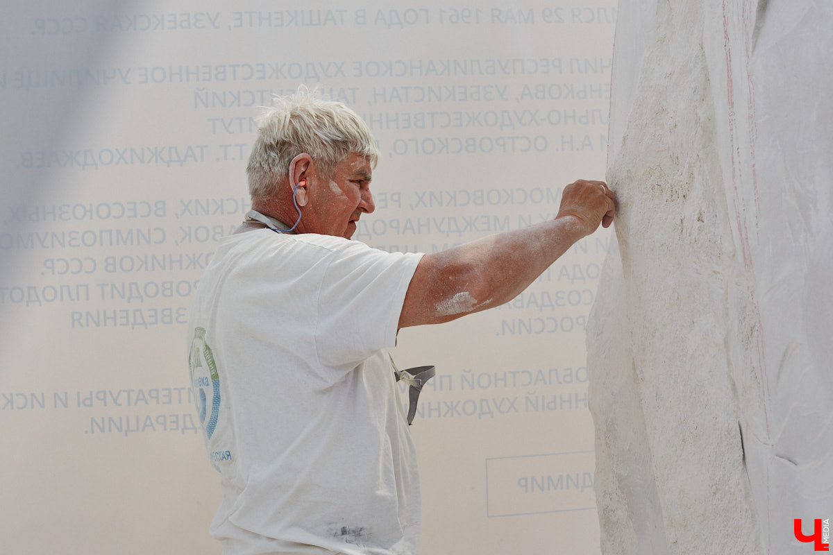 Июнь в Центральном парке начался с творчества. Десять художников решили создать скульптуры из известняка. Это стало возможным благодаря стоунфесту «Владимир — белокаменная столица». «Ключ-Медиа» решил узнать, как идет работа и какова реакция гостей общественного пространства на происходящее у них на глазах чудо.